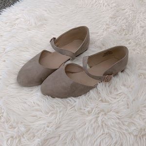Cute soft gray flats! 🩶